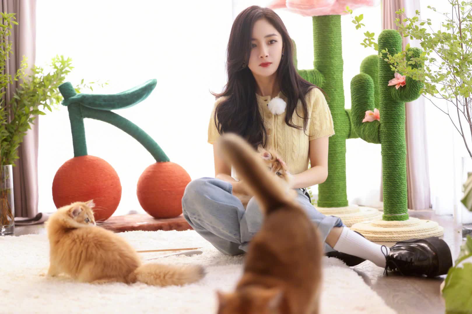 Dàn mỹ nhân Hoa ngữ khoe nhan sắc cực phẩm ngay ngày đầu năm mới: Địch Lệ Nhiệt Ba gợi cảm với sắc đỏ, Lưu Diệc Phi khoe mặt mộc hoàn hảo - Ảnh 7.