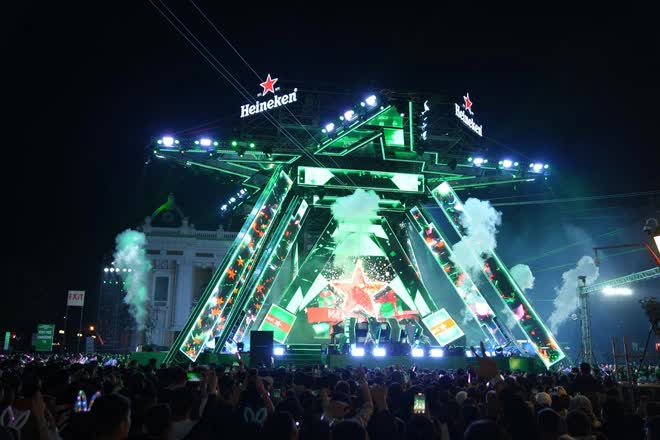 Một đêm bùng nổ tại đại tiệc Heineken Countdown Party 2023: Bộ 3 DJ bung loạt beat đỉnh cao, dàn sao Việt mở đầu năm mới ấn tượng - Ảnh 1.