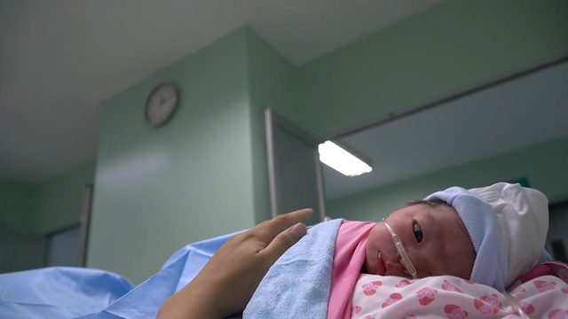Gặp những bà Mụ hộ sinh cho những em bé đầu tiên chào đời vào đúng khoảnh khắc giao thừa 2023 - Ảnh 3.