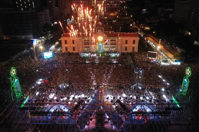 Một đêm bùng nổ tại đại tiệc Heineken Countdown Party 2023: Bộ 3 DJ bung loạt beat đỉnh cao, dàn sao Việt mở đầu năm mới ấn tượng - Ảnh 15.