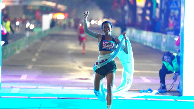 Nguyễn Thị Oanh, Đỗ Quốc Luật lên ngôi tại giải bán Marathon Quốc tế Việt Nam 2023 - Ảnh 1.