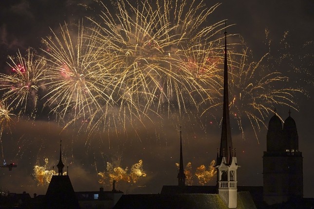 Thế giới đón năm mới 2023: Châu Âu rực rỡ pháo hoa, Ukraine vắng lặng vì giới nghiêm - Ảnh 22.
