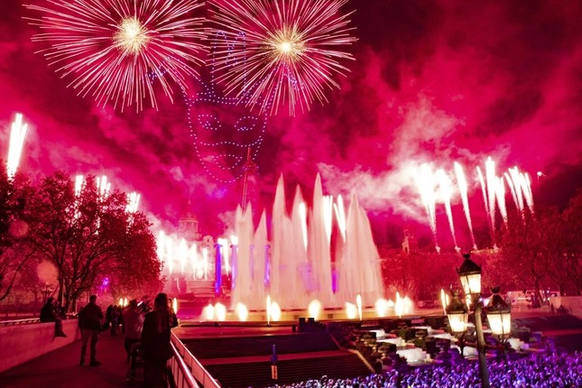 Thế giới đón năm mới 2023: Châu Âu rực rỡ pháo hoa, Ukraine vắng lặng vì giới nghiêm - Ảnh 19.