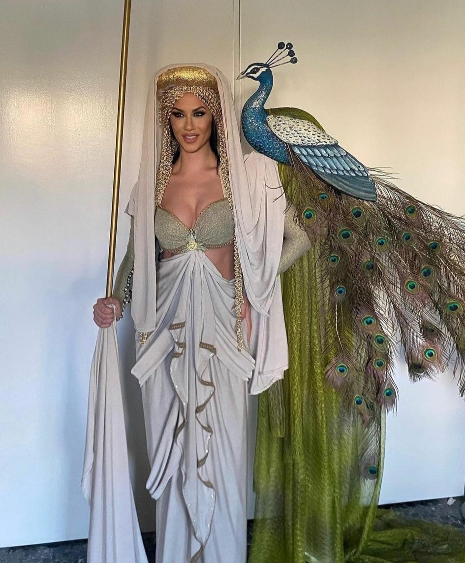 Đối thủ của Ngọc Châu tại Miss Universe: Trang phục dân tộc chặt chém, sắc vóc phồn thực đốt mắt người nhìn - Ảnh 1.