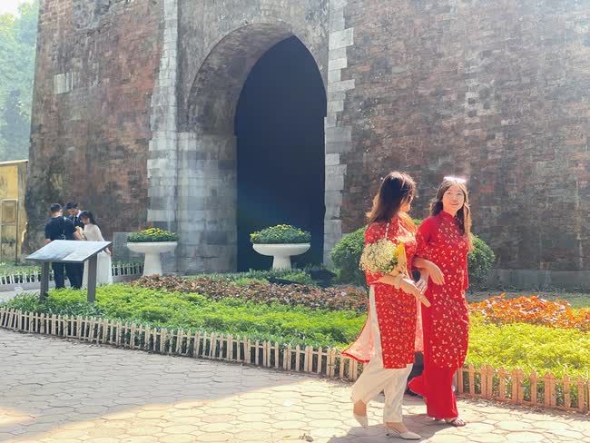 Giới trẻ H&agrave; Nội tưng bừng rủ nhau đi chơi ng&agrave;y đầu năm, thời tiết hửng nắng cực chiều l&ograve;ng người - Ảnh 5.