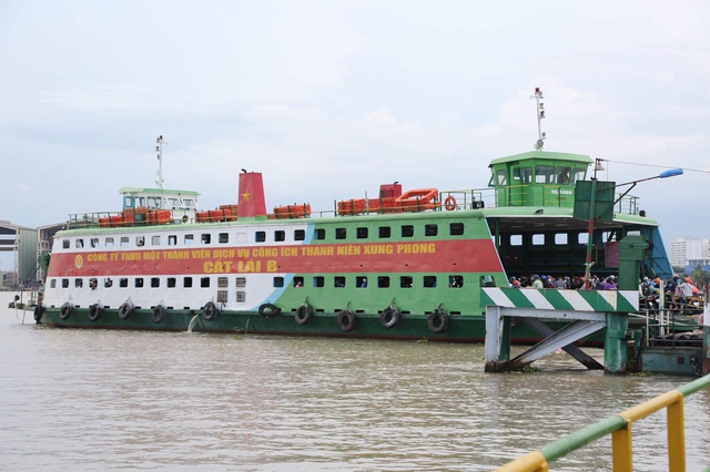 TP.HCM: Khẩn trương khắc phục, sửa chữa phà Cát Lái sau khi bị sà lan đâm hỏng - Ảnh 2.