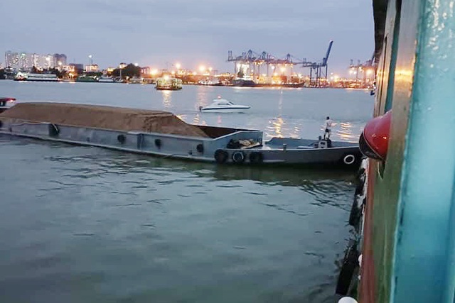 TP.HCM: Khẩn trương khắc phục, sửa chữa phà Cát Lái sau khi bị sà lan đâm hỏng - Ảnh 1.
