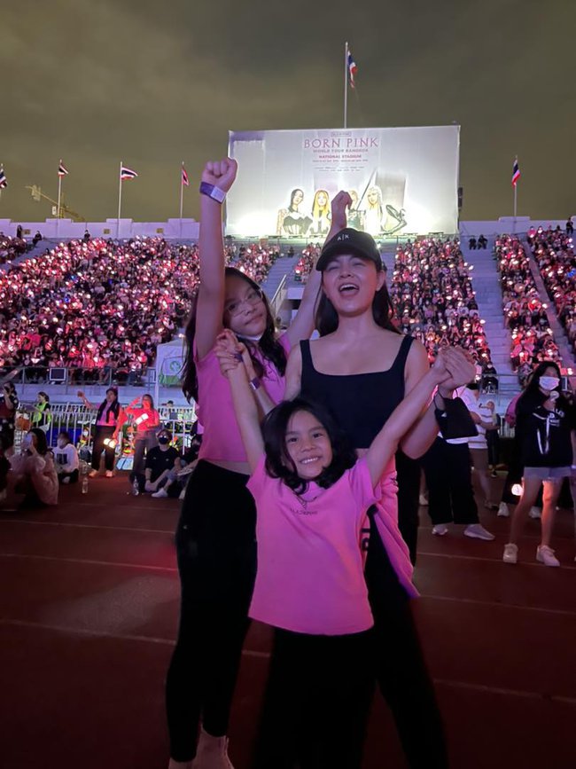 Phạm Quỳnh Anh đu concert BLACKPINK, bất ngờ trước khoảnh khắc đáng yêu của bạn trai với con gái - Ảnh 5.