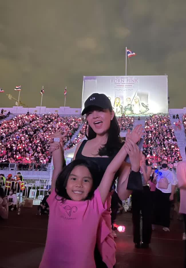 Phạm Quỳnh Anh đu concert BLACKPINK, bất ngờ trước khoảnh khắc đáng yêu của bạn trai với con gái - Ảnh 4.
