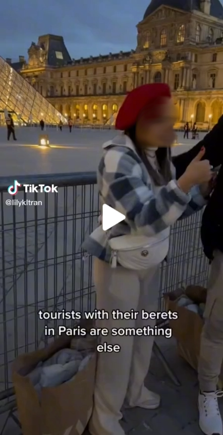 Tikoker bị ném đá vì đăng video phân biệt du khách đội mũ beret tại Paris: Khi văn hóa là để lan tỏa chứ không phải phán xét - Ảnh 1.