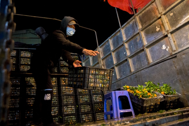 Cửu vạn chợ đầu mối ở Hà Nội làm xuyên đêm những ngày rét mướt, khuân vác 300 kiện hàng mỗi ngày - Ảnh 5.