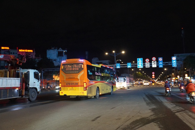 Vừa hết giờ cấm, xe giường nằm tấp nập chạy vào nội đô TP.HCM đón khách về quê ăn Tết sớm - Ảnh 8.