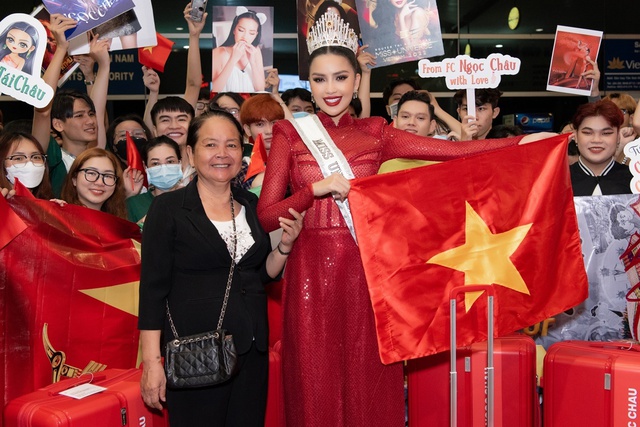 Ngọc Ch&acirc;u diện chiếc &aacute;o của mẹ, tiết lộ về v&ograve;ng phỏng vấn k&iacute;n tại Miss Universe 2022 - Ảnh 4.