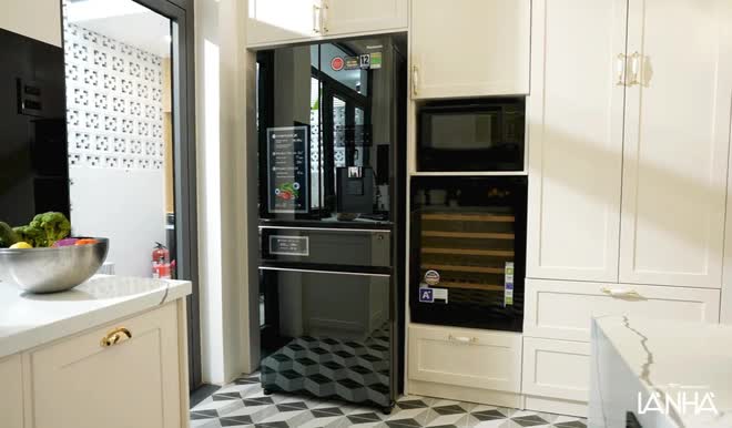 Soi đồ gia dụng trong bếp nh&agrave; Diệp L&acirc;m Anh: To&agrave;n m&oacute;n xịn x&ograve;, đỉnh nhất l&agrave; chiếc tủ lạnh đ&ocirc;ng mềm gi&aacute; gần 70 triệu - Ảnh 2.