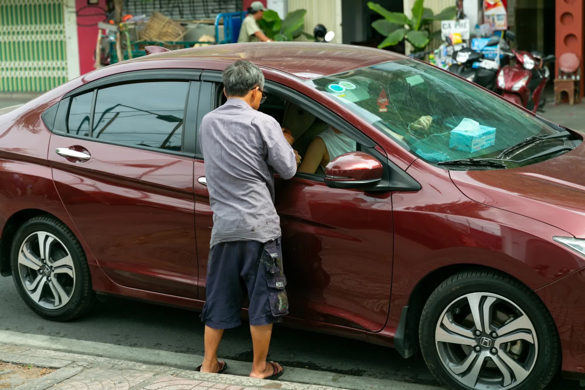 Thức thời mùa Tết: Nghề sửa quần áo, giày dép kín lịch cuối năm vì các đơn hàng khủng, kiếm gần chục triệu một ngày - Ảnh 6.