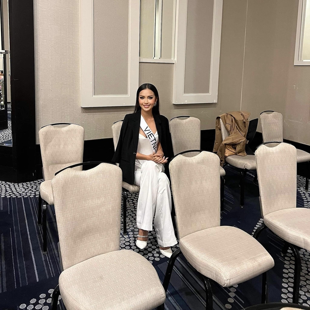 Ngọc Ch&acirc;u diện chiếc &aacute;o của mẹ, tiết lộ về v&ograve;ng phỏng vấn k&iacute;n tại Miss Universe 2022 - Ảnh 2.