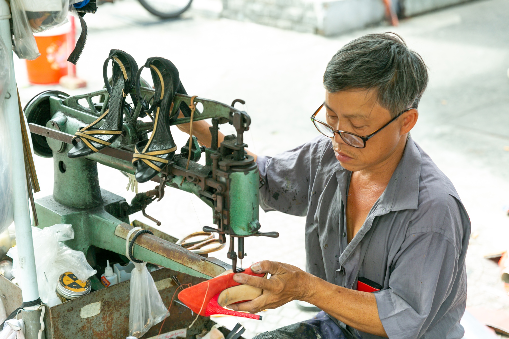 Thức thời mùa Tết: Nghề sửa quần áo, giày dép kín lịch cuối năm vì các đơn hàng khủng, kiếm gần chục triệu một ngày - Ảnh 5.