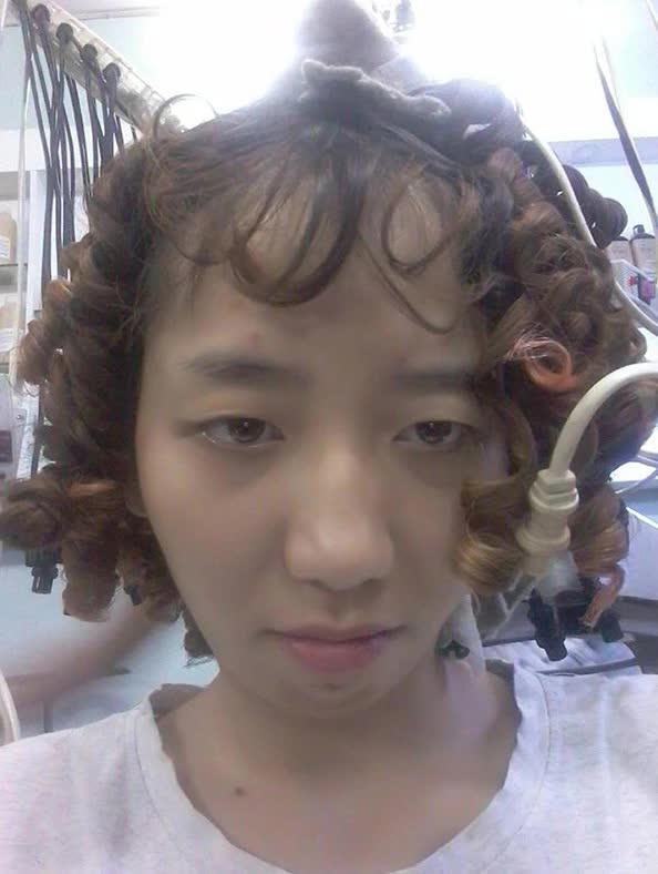 Cười ra nước mắt với 1001 chuyện l&agrave;m t&oacute;c đ&oacute;n Tết cực xu: Từ g&aacute;i trẻ h&oacute;a th&agrave;nh b&agrave; th&iacute;m, t&oacute;c đứt g&atilde;y kh&ocirc; như rơm rạ - Ảnh 3.