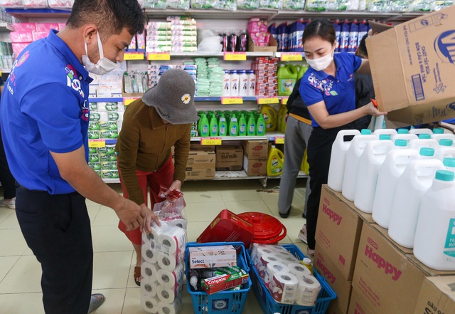 Ấm l&ograve;ng chợ nh&acirc;n &aacute;i gi&uacute;p người ngh&egrave;o sắm Tết: Mua đầy giỏ h&agrave;ng kh&ocirc;ng mất tiền, ai cũng vui! - Ảnh 7.