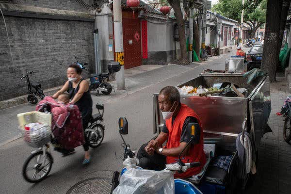 Tại đất nước dân số già đi nhanh nhất trên thế giới, nghỉ hưu chỉ có nghĩa là làm việc nhiều hơn để “tồn tại” - Ảnh 3.