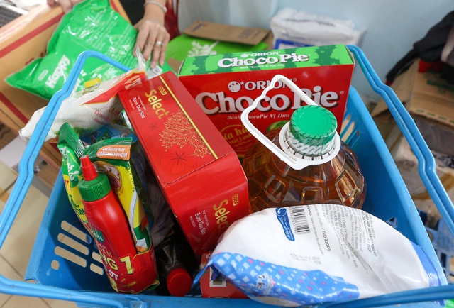 Ấm l&ograve;ng chợ nh&acirc;n &aacute;i gi&uacute;p người ngh&egrave;o sắm Tết: Mua đầy giỏ h&agrave;ng kh&ocirc;ng mất tiền, ai cũng vui! - Ảnh 6.