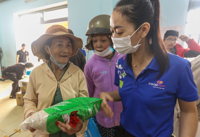 Ấm l&ograve;ng chợ nh&acirc;n &aacute;i gi&uacute;p người ngh&egrave;o sắm Tết: Mua đầy giỏ h&agrave;ng kh&ocirc;ng mất tiền, ai cũng vui! - Ảnh 5.