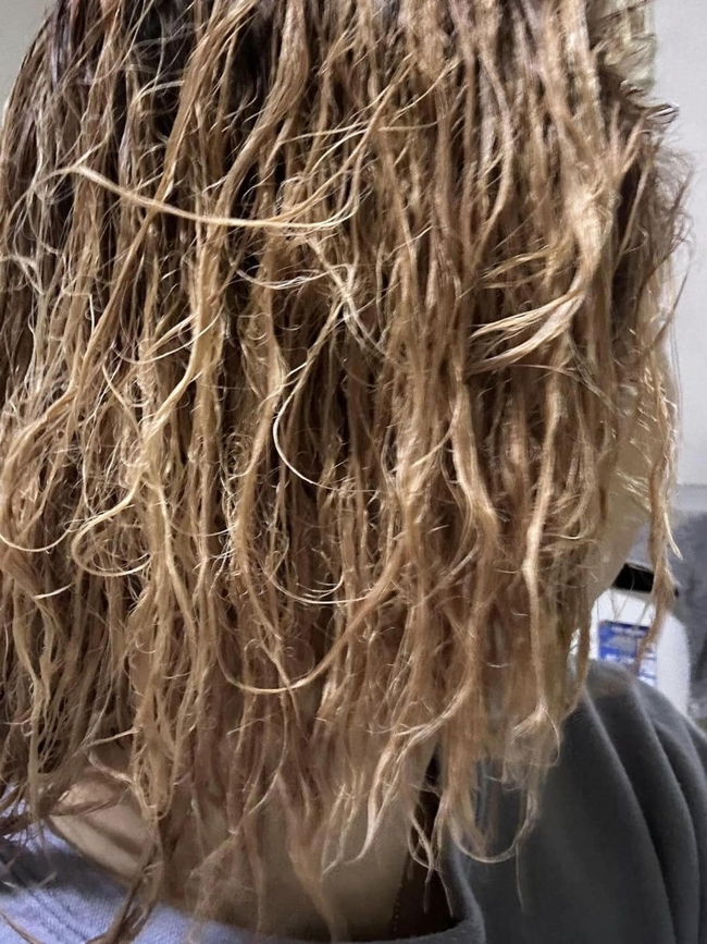 Cười ra nước mắt với 1001 chuyện l&agrave;m t&oacute;c đ&oacute;n Tết cực xu: Từ g&aacute;i trẻ h&oacute;a th&agrave;nh b&agrave; th&iacute;m, t&oacute;c đứt g&atilde;y kh&ocirc; như rơm rạ - Ảnh 6.