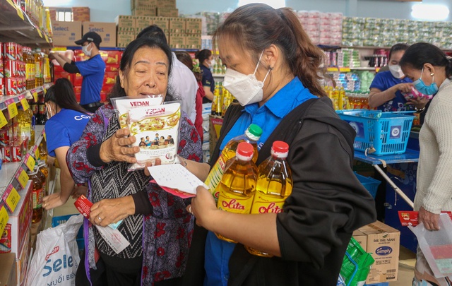Ấm l&ograve;ng chợ nh&acirc;n &aacute;i gi&uacute;p người ngh&egrave;o sắm Tết: Mua đầy giỏ h&agrave;ng kh&ocirc;ng mất tiền, ai cũng vui! - Ảnh 4.