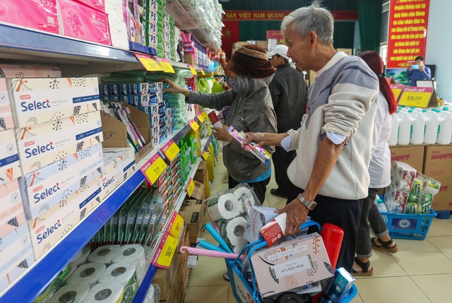 Ấm l&ograve;ng chợ nh&acirc;n &aacute;i gi&uacute;p người ngh&egrave;o sắm Tết: Mua đầy giỏ h&agrave;ng kh&ocirc;ng mất tiền, ai cũng vui! - Ảnh 2.
