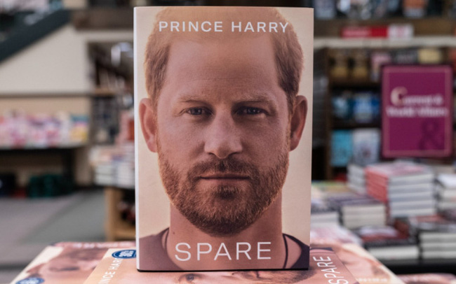 Hồi ký của Hoàng tử Harry bán được 1,4 triệu bản trong ngày đầu tiên - Ảnh 1.