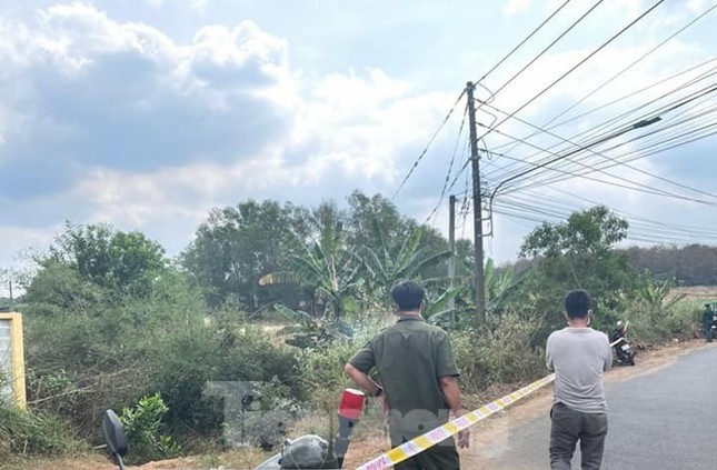 Ph&aacute;t hiện hai nam thanh ni&ecirc;n tử vong trong bụi c&acirc;y ven đường - Ảnh 1.