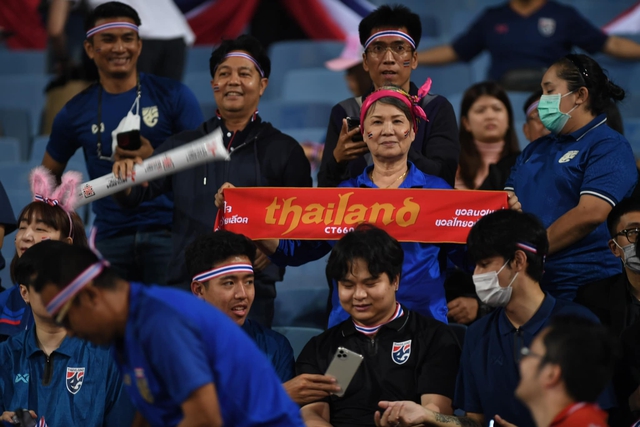 CĐV trên sân Mỹ Đình dự đoán Việt Nam thắng Thái Lan 2-0, cổ vũ đội nhà hết mình - Ảnh 9.