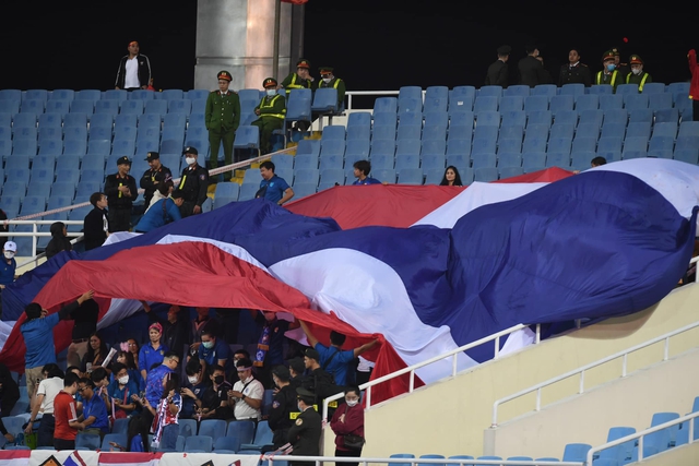 CĐV trên sân Mỹ Đình dự đoán Việt Nam thắng Thái Lan 2-0, cổ vũ đội nhà hết mình - Ảnh 8.