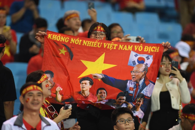 CĐV trên sân Mỹ Đình dự đoán Việt Nam thắng Thái Lan 2-0, cổ vũ đội nhà hết mình - Ảnh 4.