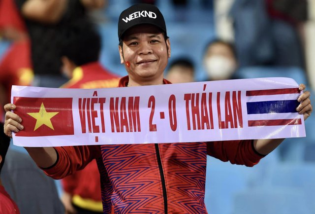 CĐV trên sân Mỹ Đình dự đoán Việt Nam thắng Thái Lan 2-0, cổ vũ đội nhà hết mình - Ảnh 3.