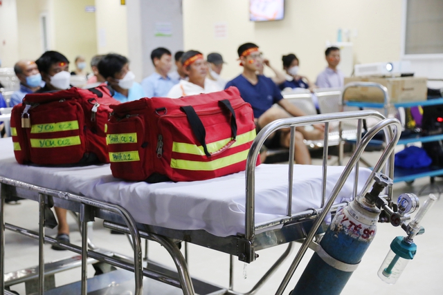 Không khí cổ vũ nồng nhiệt tại BV Chợ Rẫy: Bệnh nhân quên cơn đau để tiếp sức tuyển Việt Nam - Ảnh 8.