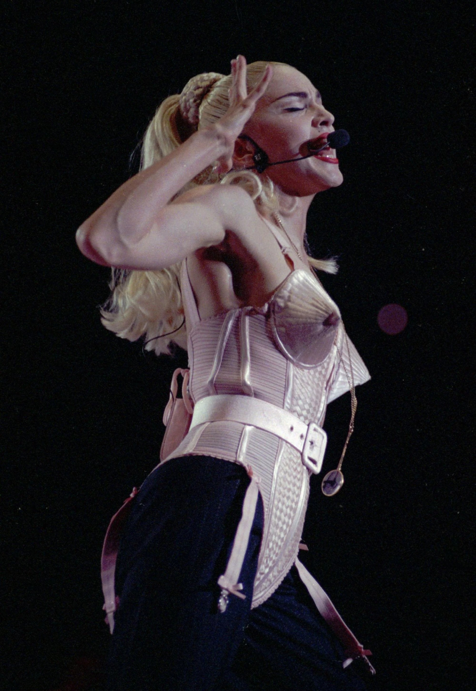 Phong cách thời trang gái hư của Madonna - Ảnh 4.