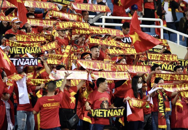 CĐV trên sân Mỹ Đình dự đoán Việt Nam thắng Thái Lan 2-0, cổ vũ đội nhà hết mình - Ảnh 1.