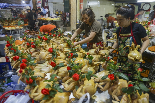 Người Hà Nội xếp hàng từ sáng sớm, chen chân mua đồ lễ ở khu chợ nhà giàu phố cổ Hà Nội - Ảnh 3.