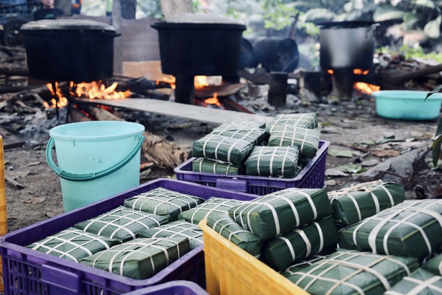 Hàng trăm bạn trẻ Sài Gòn cùng nhau thổi lửa, nấu 2.000 bánh chưng tặng người vô gia cư, trẻ em nghèo ăn Tết - Ảnh 8.