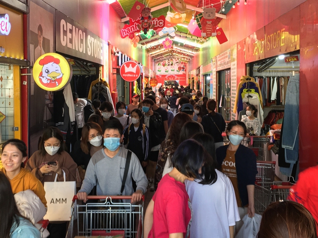 Người dân chen chân trong các siêu thị chiều 23 Tết, shipper cũng nhận “đi chợ hộ” cho khách - Ảnh 10.