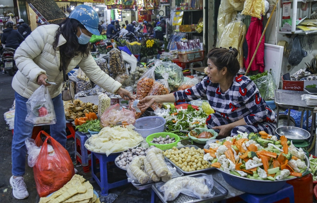 Người Hà Nội xếp hàng từ sáng sớm, chen chân mua đồ lễ ở khu chợ nhà giàu phố cổ Hà Nội - Ảnh 10.