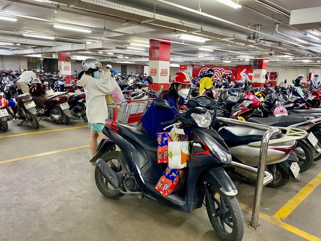 Người dân chen chân trong các siêu thị chiều 23 Tết, shipper cũng nhận “đi chợ hộ” cho khách - Ảnh 22.