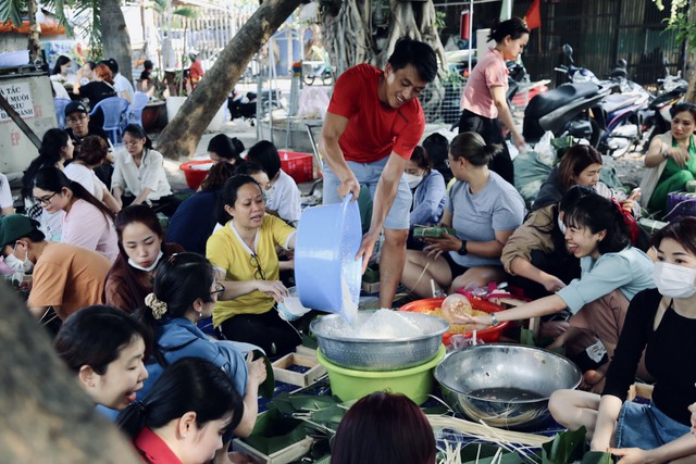 Hàng trăm bạn trẻ Sài Gòn cùng nhau thổi lửa, nấu 2.000 bánh chưng tặng người vô gia cư, trẻ em nghèo ăn Tết - Ảnh 1.