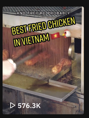 Cậu bé du khách mê mẩn món cơm gà xối mưa mỡ đặc biệt tại TP.HCM, khẳng định đây là món gà tuyệt nhất - Ảnh 6.