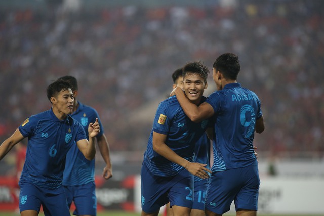 Chung kết AFF Cup 2022: Bị đối thủ đ&aacute;nh tr&uacute;ng điểm yếu, HLV Park Hang-seo vẫn c&ograve;n qu&acirc;n b&agrave;i tẩy v&agrave;o ph&uacute;t ch&oacute;t - Ảnh 2.