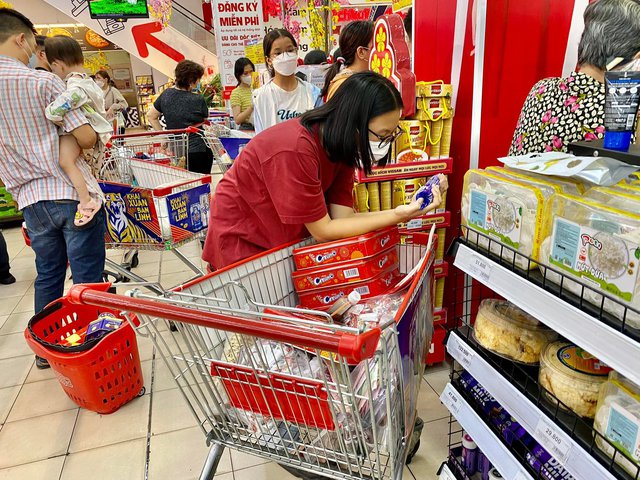 Người dân chen chân trong các siêu thị chiều 23 Tết, shipper cũng nhận “đi chợ hộ” cho khách - Ảnh 20.