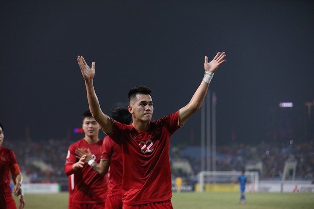 Chung kết AFF Cup 2022: Bị đối thủ đ&aacute;nh tr&uacute;ng điểm yếu, HLV Park Hang-seo vẫn c&ograve;n qu&acirc;n b&agrave;i tẩy v&agrave;o ph&uacute;t ch&oacute;t - Ảnh 1.