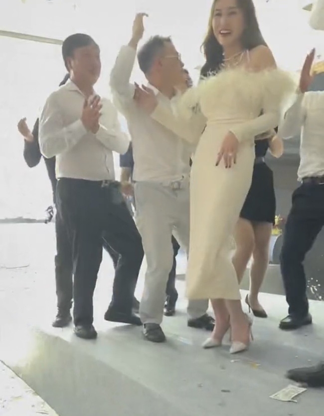 Shark Bình đưa Phương Oanh dự tiệc công ty, nhảy cùng nhau thân mật - Ảnh 3.