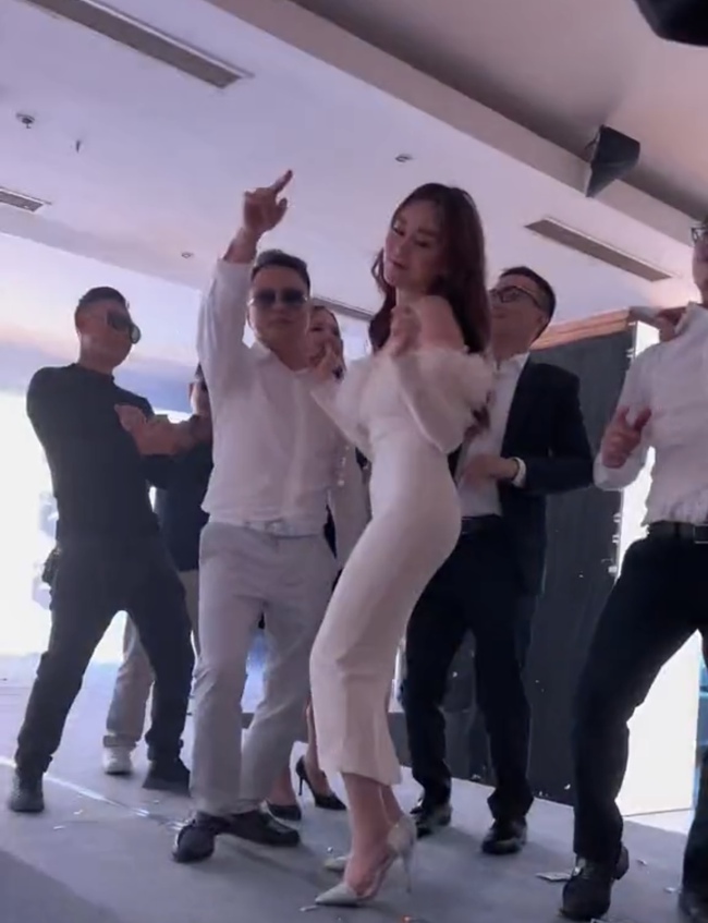 Shark Bình đưa Phương Oanh dự tiệc công ty, nhảy cùng nhau thân mật - Ảnh 2.
